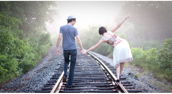 doanh nhan-balance-life-train-railroad-outdoors-nature-walk-marriage-holding-hands-1442117294280-crop-1442125496106