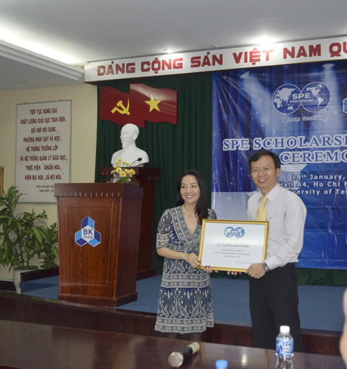  Trao học bổng SPE cho 19 sinh viên xuất sắc của Khoa KT Địa chất-Dầu khí