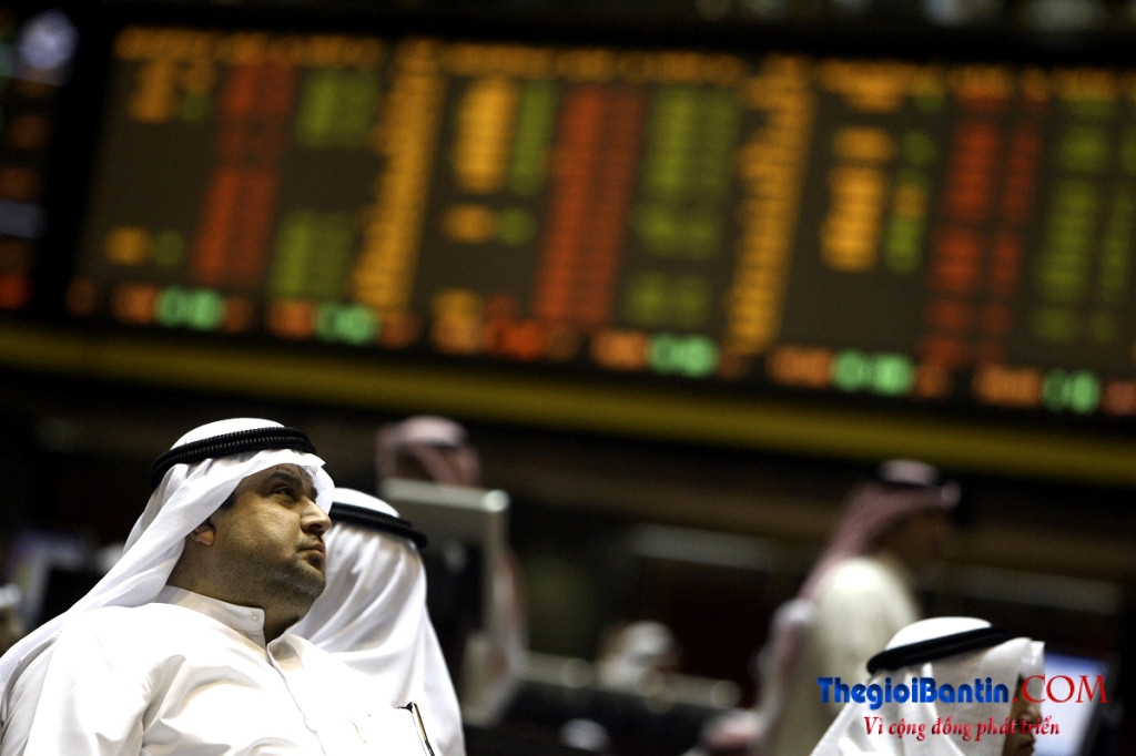 Kuwaiti traders follow the market's move