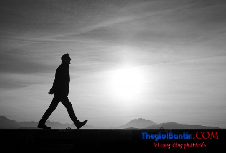 tam-ly-dan-ong-tu-dang-di-di-huong-nguoi-ve-truoc-elle-man-768x521