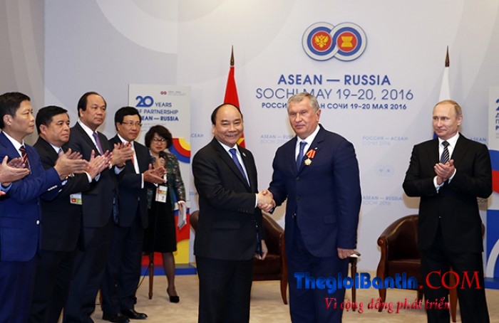 tong-thong-putin-tang-huan-chuong-huu-nghi-lb-nga-cho-chu-tich-hdtv-pvn-nguyen-quoc-khanh_1