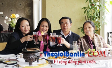 Gia dinh hoa hau Ngo Phuong Lan