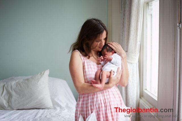 heartwarming-portraits-of-mothers-on-their-first-day-of-motherhood6-1487045996353