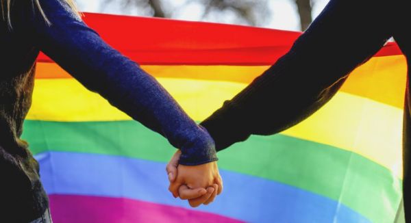 “LGBT” là tên viết tắt của “đồng tính nữ (Lesbian), đồng tính nam (Gay), song tính (Bisexual) và chuyển giới (Transgender)