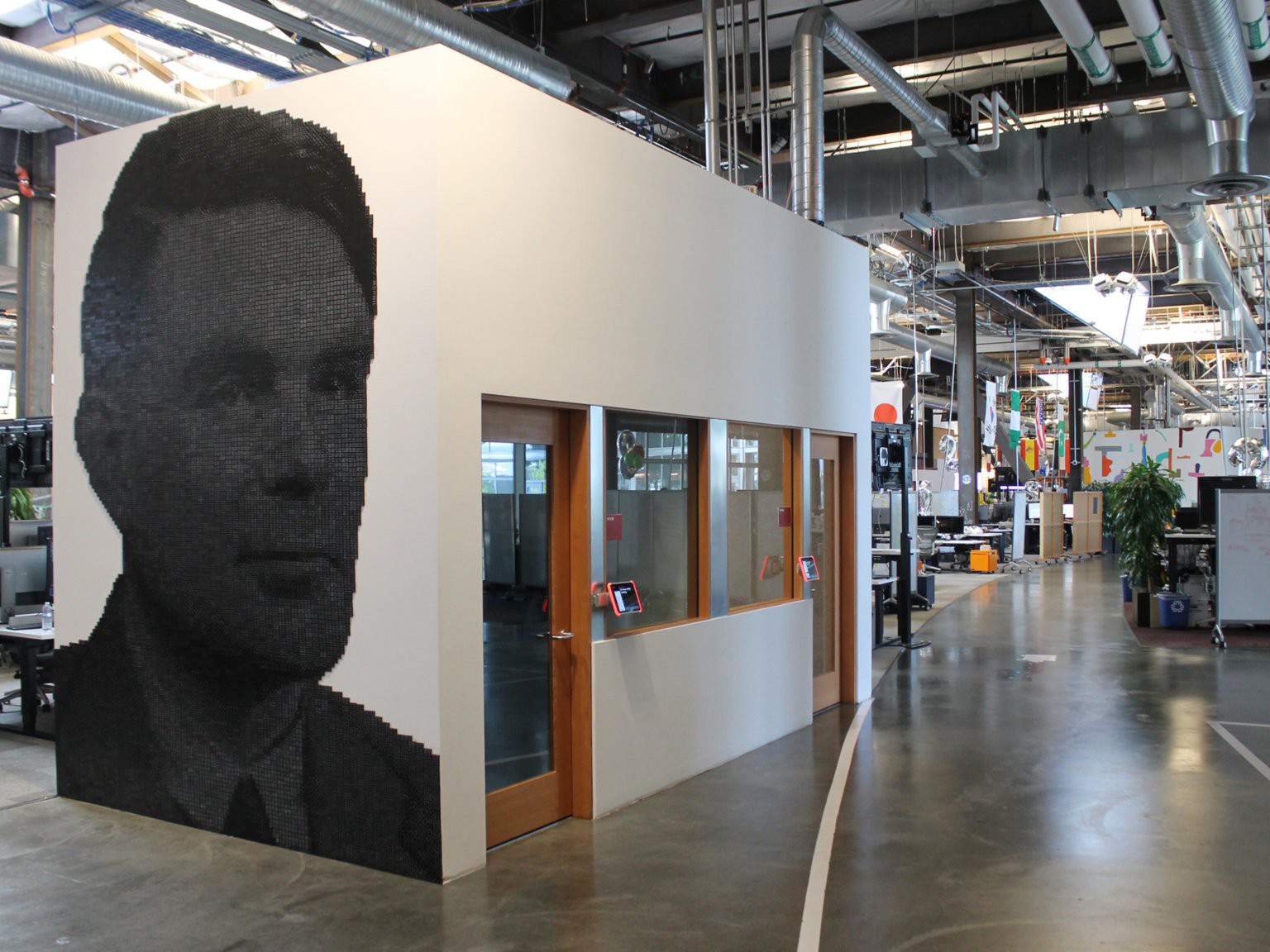 Bức tranh về Alan Mathison Turing (1912 – 1954) là một nhà toán học, logic học và mật mã học người Anh thường được xem là cha đẻ của ngành khoa học máy tính. Phép thử Turing (Turing test) là một trong những cống hiến của ông trong ngành trí tuệ nhân tạo: thử thách này đặt ra câu hỏi rằng máy móc có khi nào đạt được ý thức và có thể suy nghĩ được hay không.