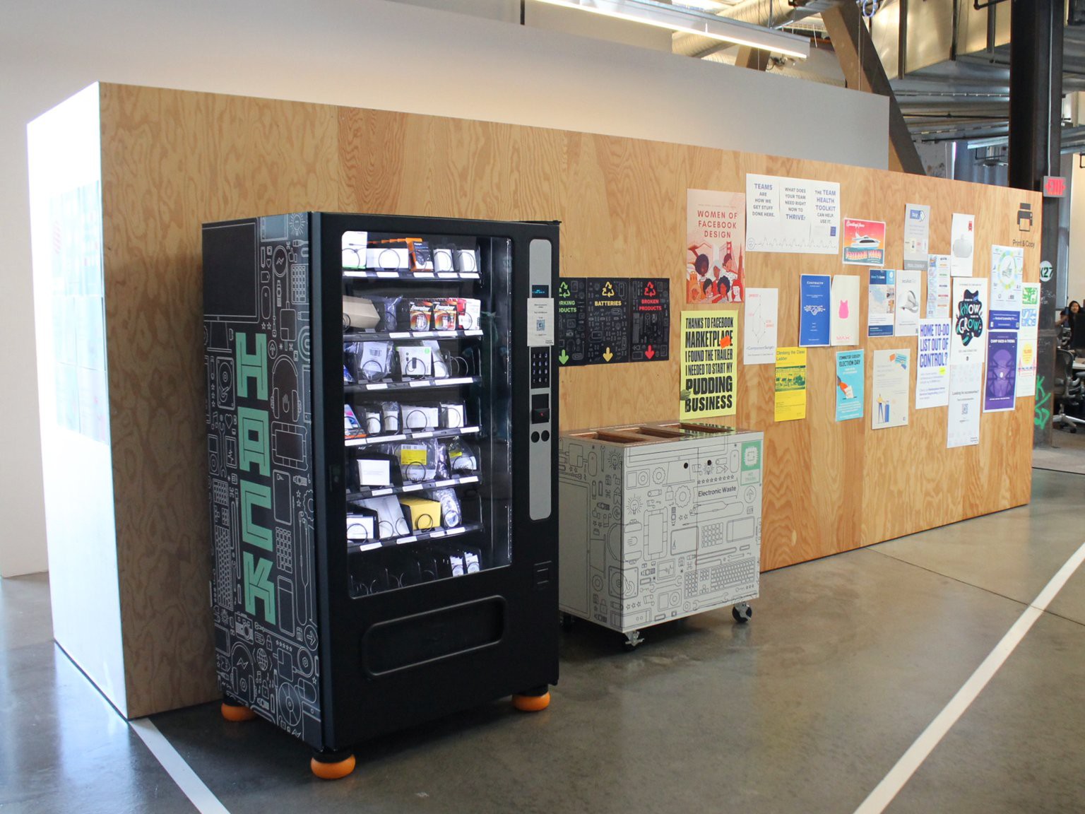 Máy bán hàng tự động phân phối toàn bộ sạc máy tính xách tay, pin và các phụ kiện khác. Toàn bộ đều miễn phí dù nó được ghi giá rõ ràng cho từng món